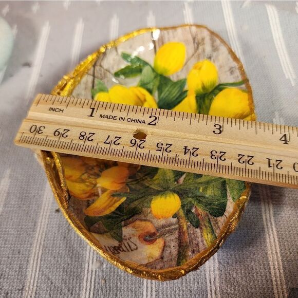 DECOUPAGE CLAM SHELL DECOUPAGE YELLOW FLOWERS 🏵 ON A CLAM SHELL TRINKET DISH - Picture 10 of 11